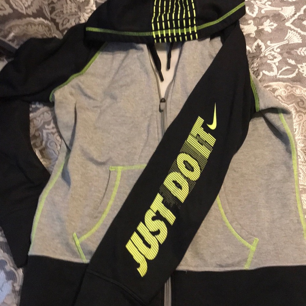 Like new Nike therma-fit zip up hoodie